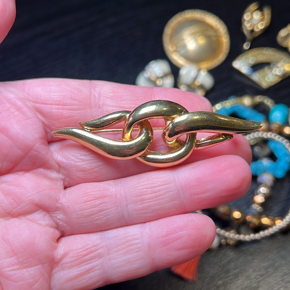 Vintage to modern estate jewelry lot - earrings, bracelets, brooches/pins - Picture 4 of 15